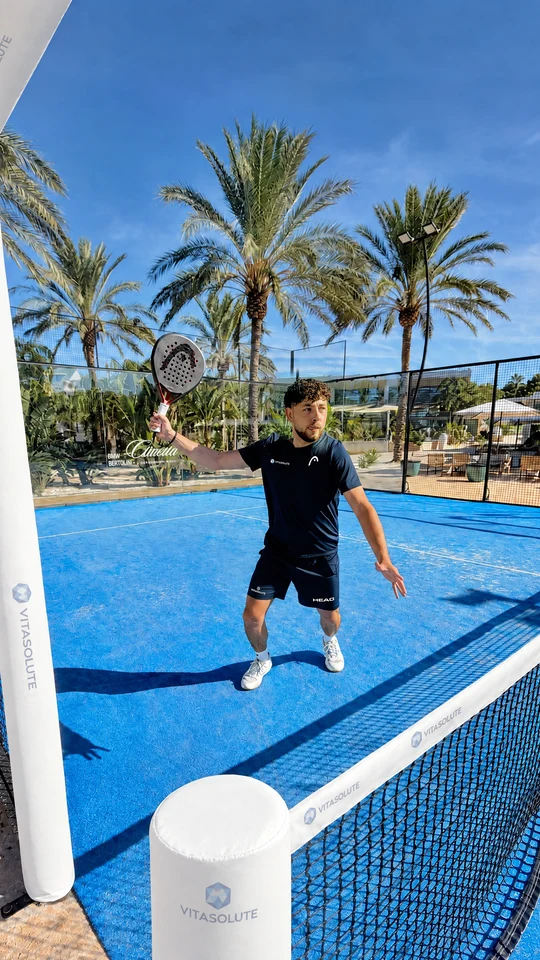 Story for Vitasolute FLEX: padel player on court